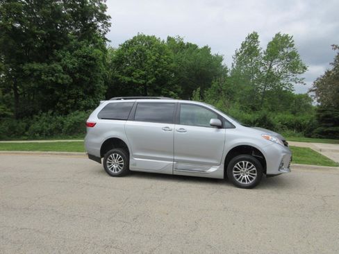 Used 2020 Toyota Sienna XLE w/ XLE Navigation Package FWD image 6