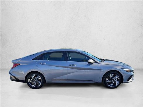 Used 2025 Hyundai Elantra Limited image 4