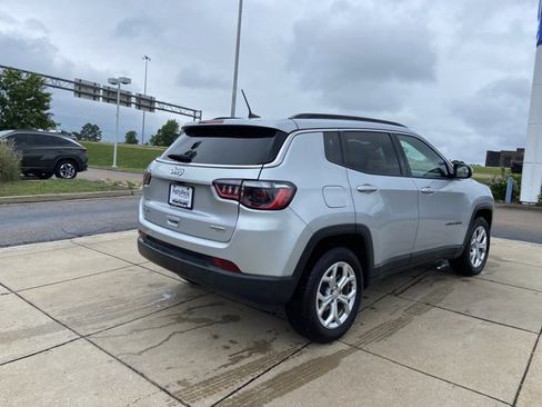 Used 2024 Jeep Compass Latitude AWD/4WD image 11