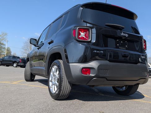 Used 2022 Jeep Renegade Latitude AWD/4WD image 7
