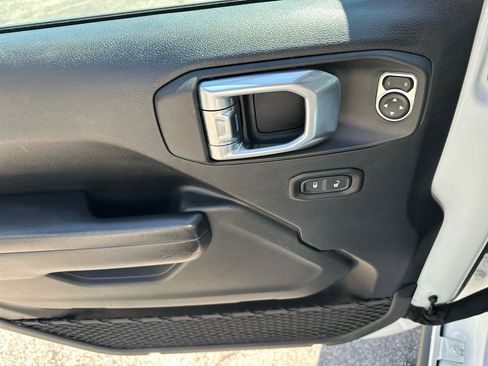 Used 2021 Jeep Gladiator Sport image 15