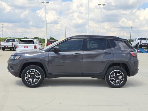 Used 2024 Jeep Compass Trailhawk AWD/4WD image 4