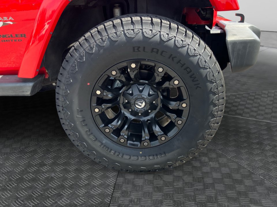 Used 2016 Jeep Wrangler Unlimited Sahara w/ Connectivity Group AWD/4WD image 29