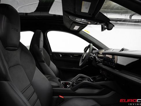 Used 2025 Porsche Cayenne GTS image 32
