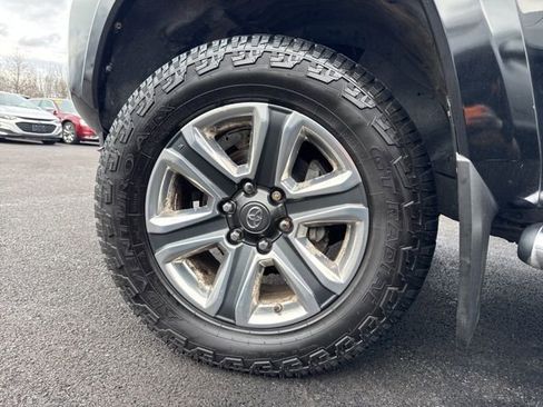 Used 2016 Toyota Tacoma Limited w/ Towing Package image 11