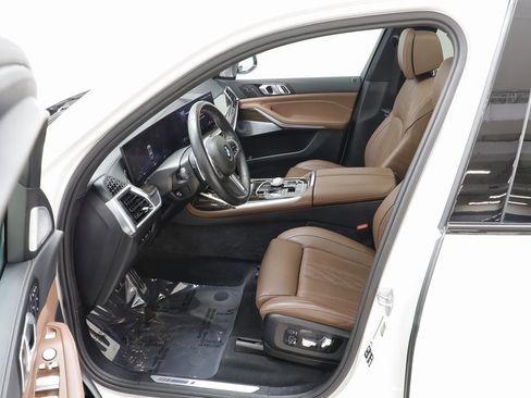 Used 2025 BMW X7 M60i image 6