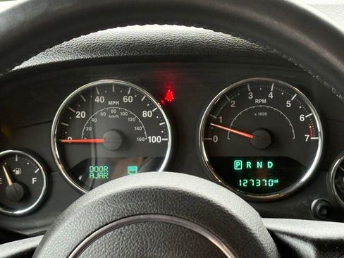 Used 2015 Jeep Wrangler Unlimited Rubicon w/ Connectivity Group image 23