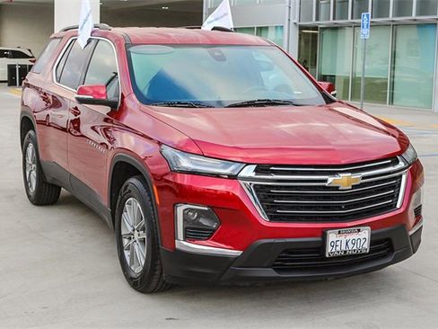 Used 2023 Chevrolet Traverse LT image 3