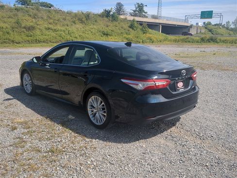 Used 2018 Toyota Camry XLE image 5