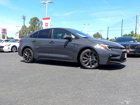 Used 2024 Toyota Corolla SE w/ SE Premium Package FWD image 4