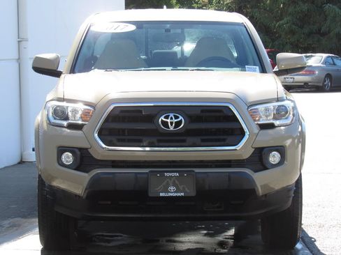 Certified 2017 Toyota Tacoma SR5 AWD/4WD image 3