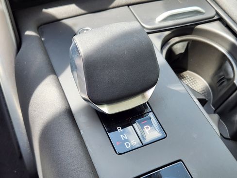 Used 2025 Land Rover Discovery S image 21