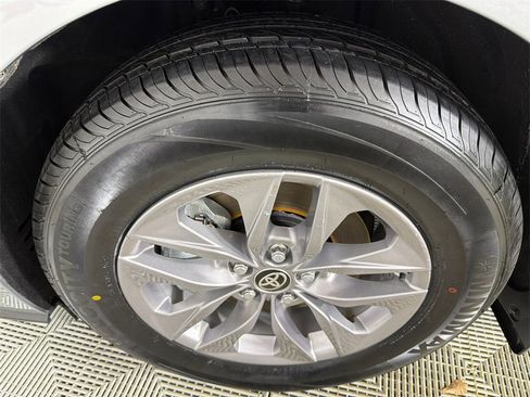 Used 2025 Toyota Sienna XLE image 12