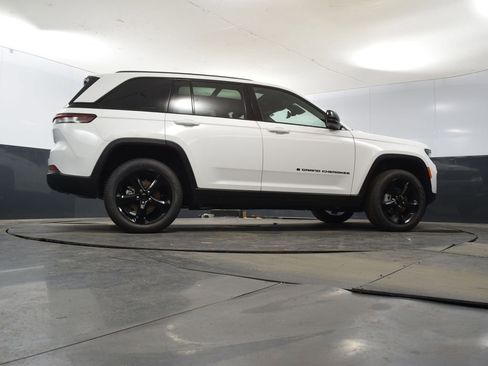 Used 2025 Jeep Grand Cherokee Limited w/ Luxury Tech Group II image 49