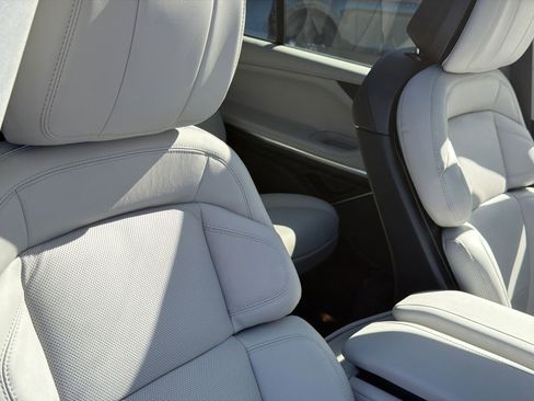 New 2026 Lincoln Navigator Reserve AWD/4WD image 12