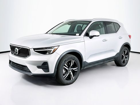 Used 2025 Volvo XC40 B5 Core image 3