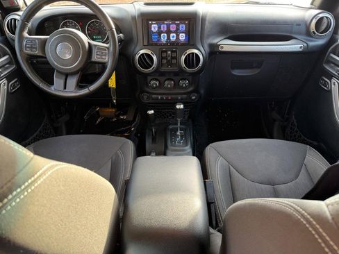 Used 2017 Jeep Wrangler Unlimited Rubicon w/ Connectivity Group image 11