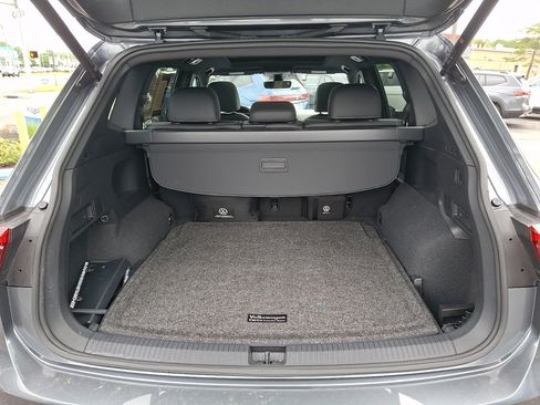 Used 2023 Volkswagen Tiguan SEL R-Line AWD/4WD image 18