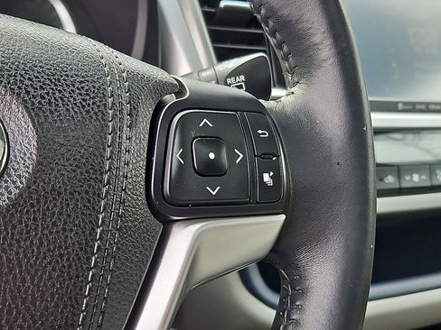 Used 2016 Toyota Highlander XLE image 22