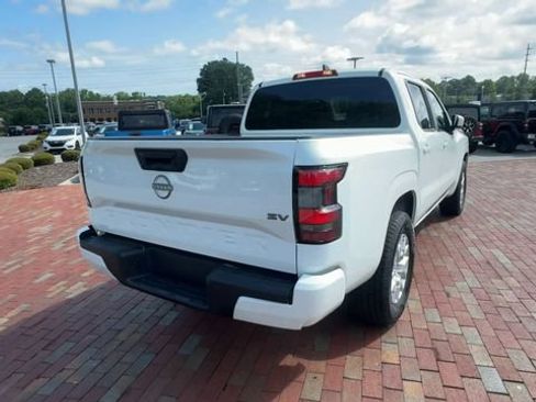 Used 2022 Nissan Frontier SV RWD image 2