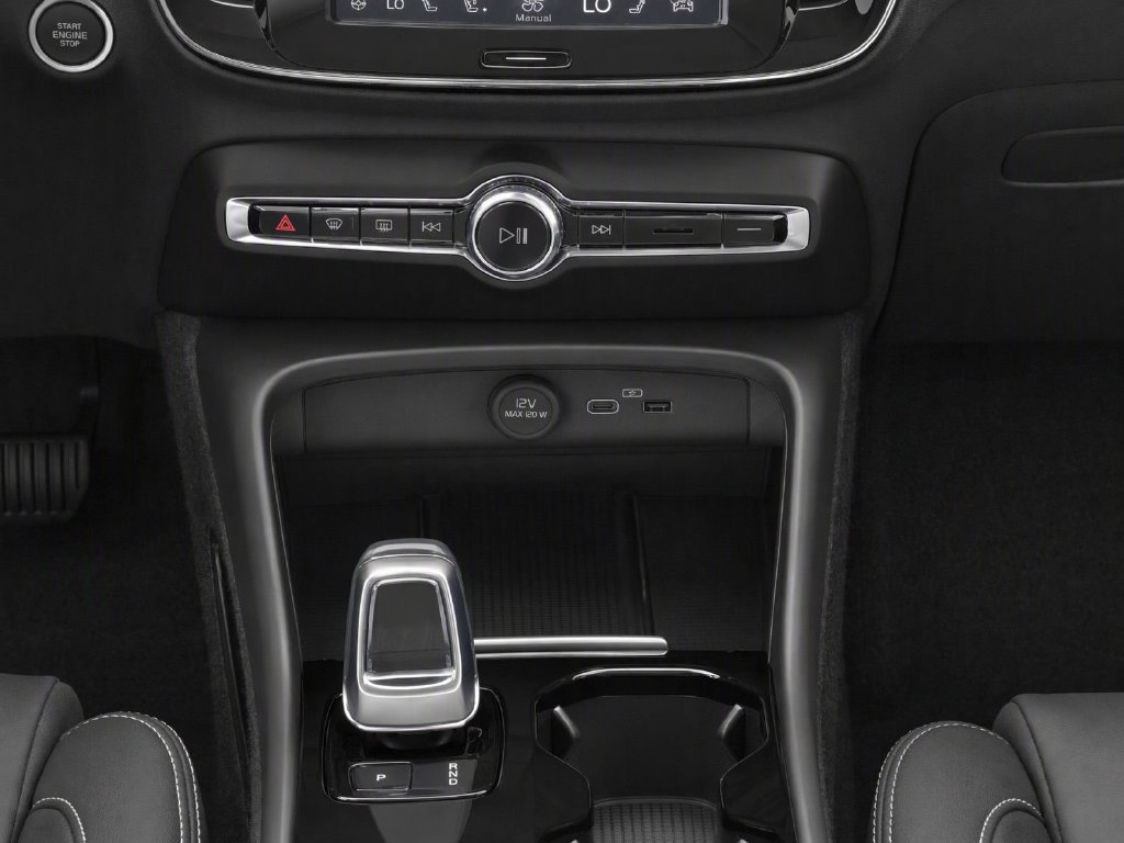 Used 2025 Volvo XC40 B5 Plus AWD/4WD image 26