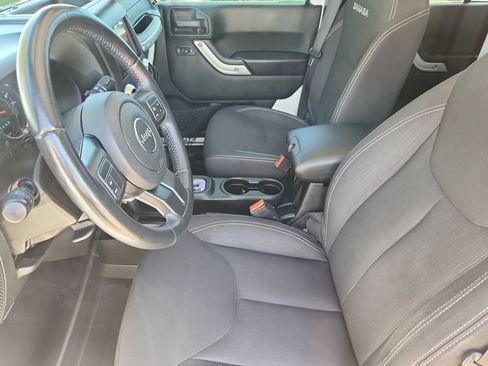 Used 2017 Jeep Wrangler Unlimited Sahara AWD/4WD image 9