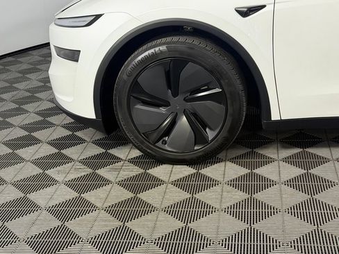 Used 2026 Tesla Model Y 2WD image 9