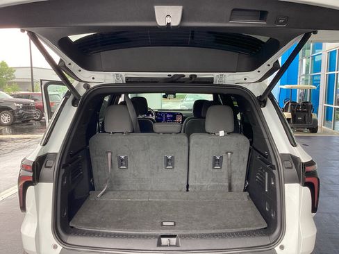 Used 2024 Chevrolet Traverse LT FWD image 23