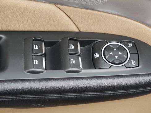 Used 2017 Ford Explorer XLT w/ Equipment Group 202A image 9