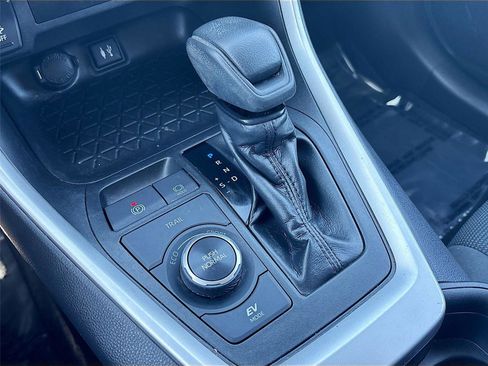 Used 2019 Toyota RAV4 LE image 17