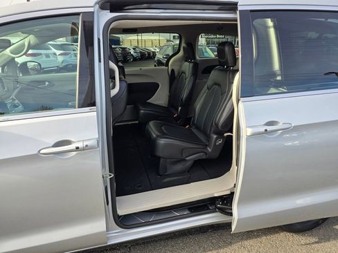 Used 2024 Chrysler Pacifica Touring-L image 16