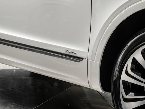 Used 2024 Bentley Bentayga AWD/4WD image 57
