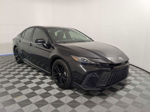 Used 2025 Toyota Camry SE w/ Convenience Package FWD image 4