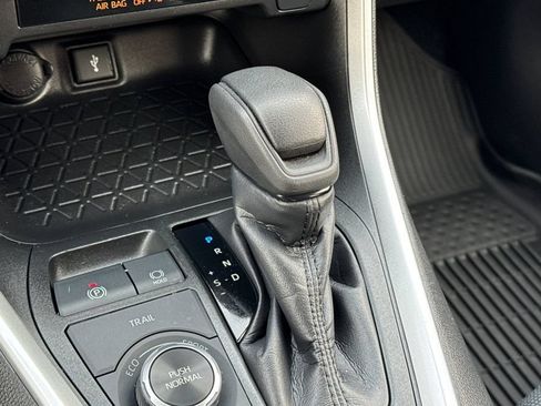 Used 2022 Toyota RAV4 LE AWD/4WD image 21