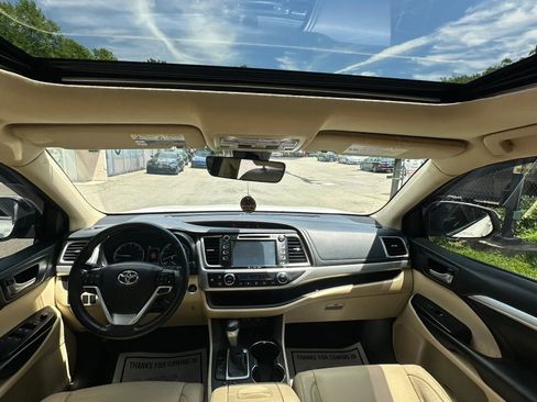 Used 2018 Toyota Highlander XLE AWD/4WD image 28