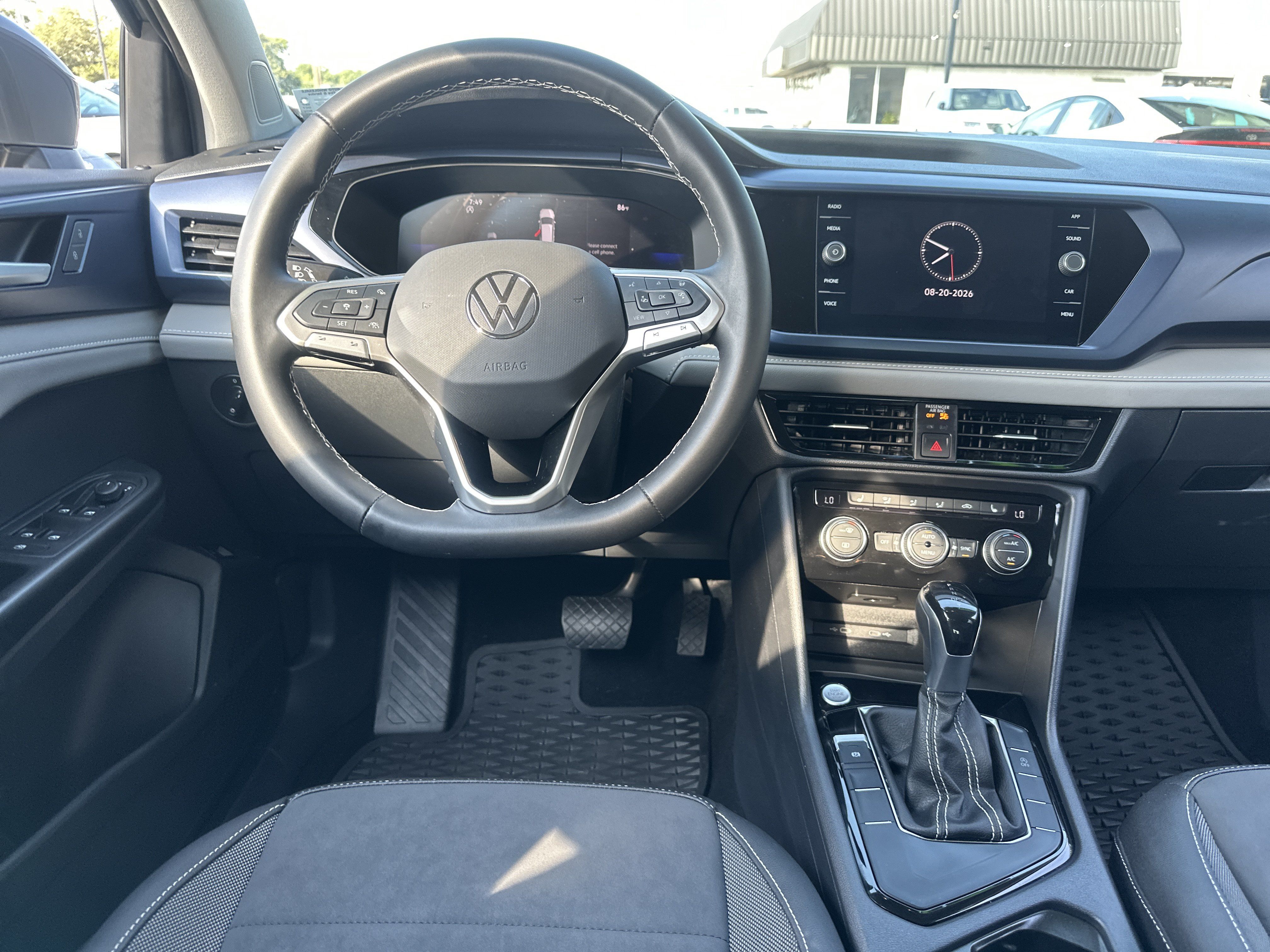 Used 2024 Volkswagen Taos SE w/ MDO Package FWD image 15