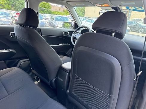 Used 2024 Hyundai Venue SE FWD image 22