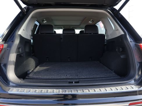 Used 2022 Volkswagen Tiguan SE w/ Panoramic Sunroof Package image 19