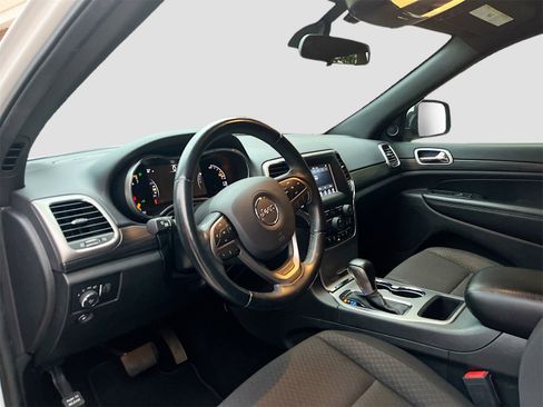 Used 2019 Jeep Grand Cherokee Laredo image 9