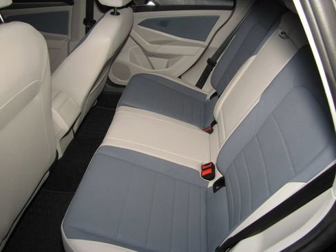 Used 2025 Volkswagen Jetta SE FWD image 12