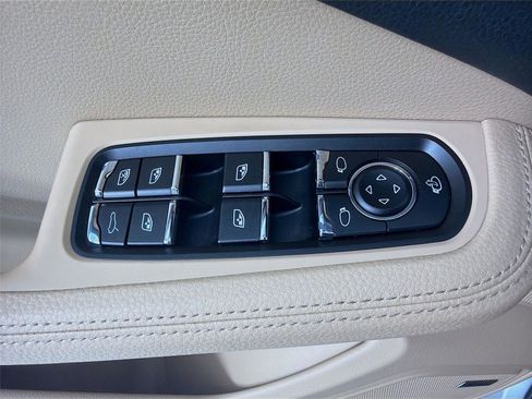 New 2025 Porsche Macan image 8