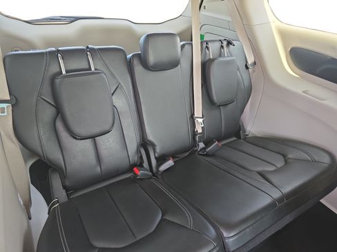 Used 2024 Chrysler Pacifica Limited FWD image 18