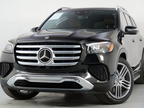 Used 2024 Mercedes-Benz GLS 450 4MATIC image 3