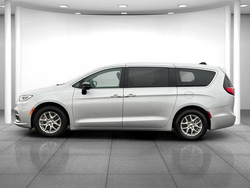 Used 2024 Chrysler Pacifica Touring-L FWD image 4