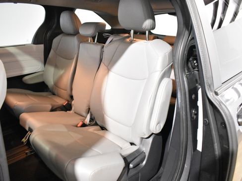 Used 2025 Toyota Sienna XLE FWD image 27