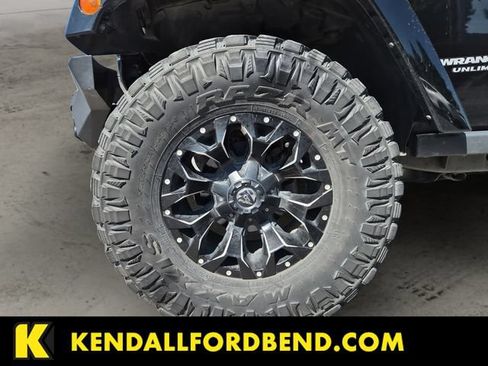 Used 2017 Jeep Wrangler Unlimited Rubicon w/ Connectivity Group AWD/4WD image 9
