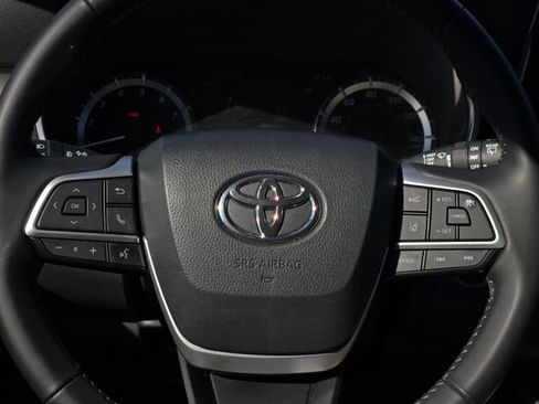 Used 2023 Toyota Highlander XLE image 26
