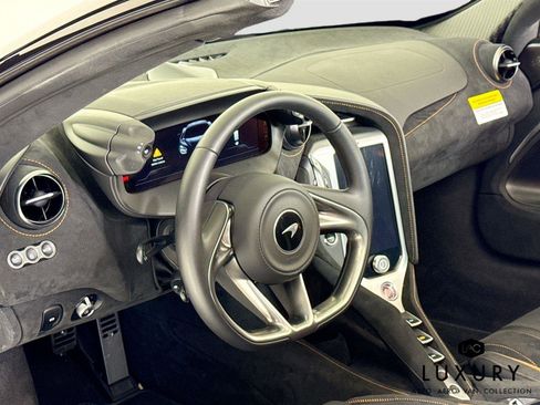 Used 2024 McLaren 750S Spider image 6
