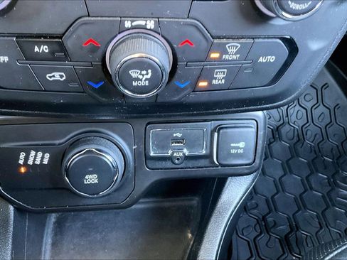 Used 2019 Jeep Renegade Limited w/ UConnect 8.4 Nav Group image 20