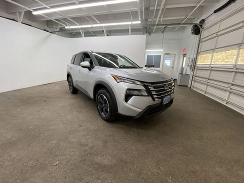 Used 2025 Nissan Rogue SV image 8